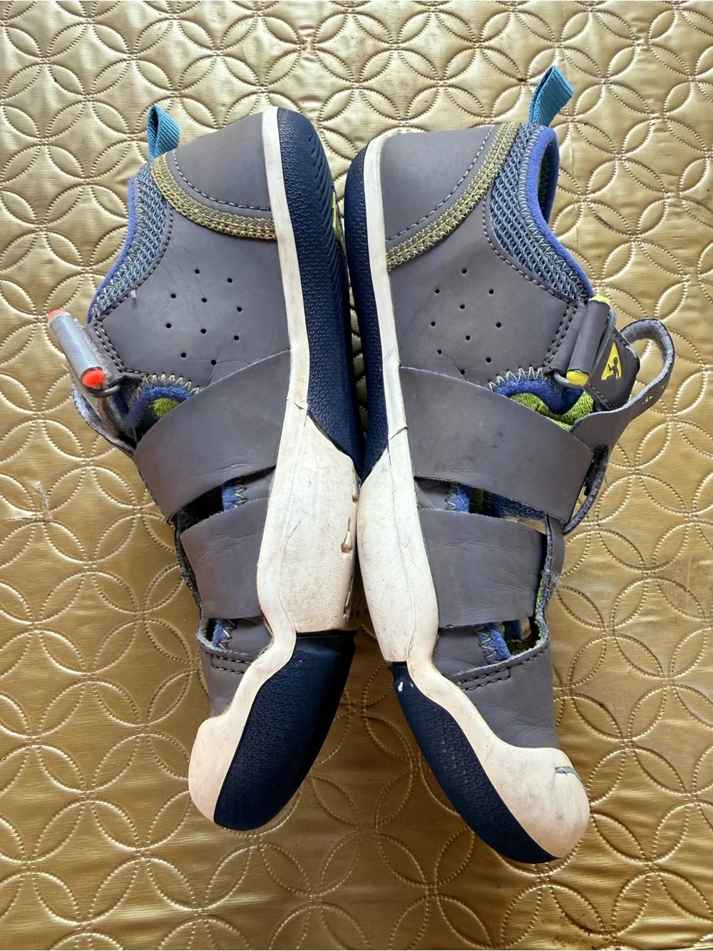 Plae Sandals kids size 2 - gray Sam 2.0 sandals - water shoes hook loop preppy